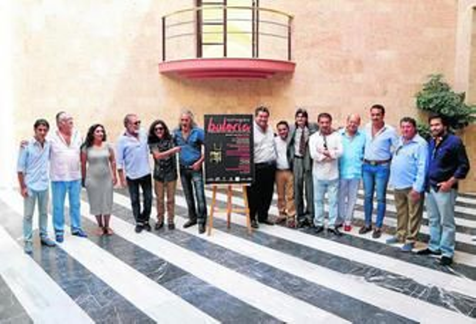 Organizadores y gran parte de los artistas posan con el cartel de la cita, ayer, en el patio del Ayuntamiento. Organizadores y gran parte de los artistas posan con el cartel de la cita, ayer, en el patio del Ayuntamiento.