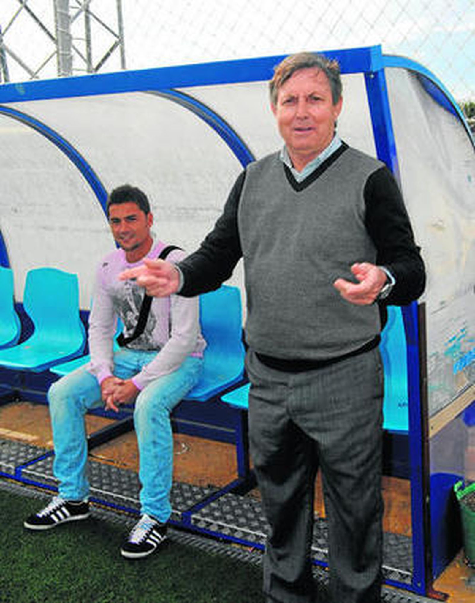 Alfonsín y Francisco, juntos en el banquillo del Complejo Deportivo de La Cañada.