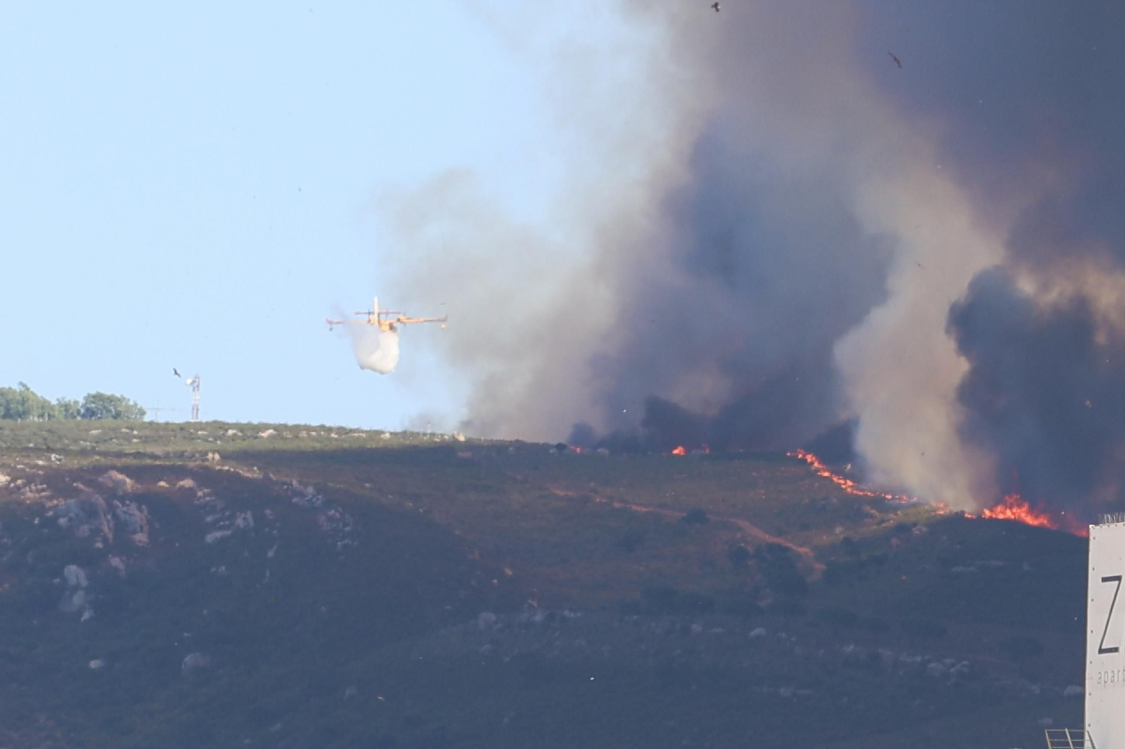 Imágenes del incendio de Tarifa, el segundo en menos de una semana