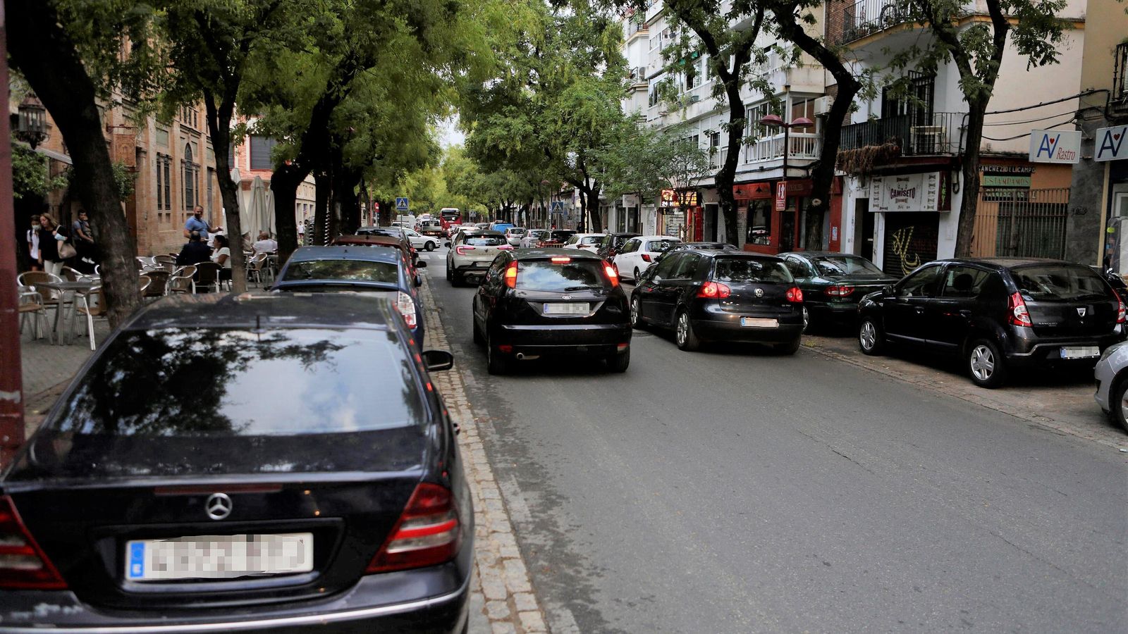 Más tráfico en la avenida de Miraflores.