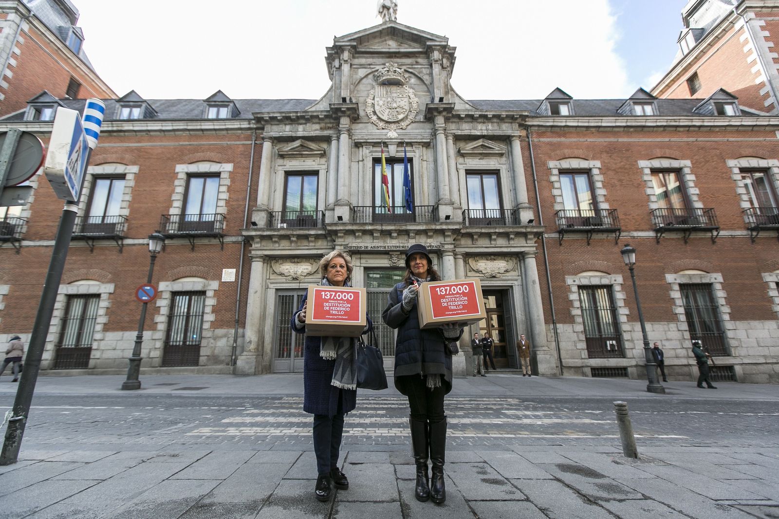 Familiares de las víctimas del Yak-42 protestan frente al Ministerio de Asuntos Exteriores.