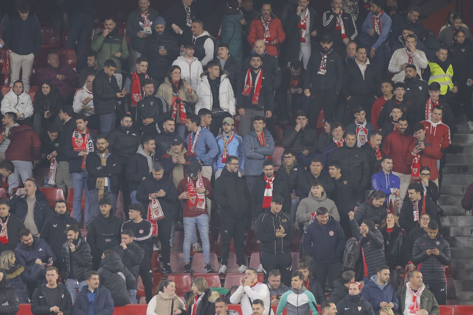 Búscate en las fotos del Sevilla - Celta