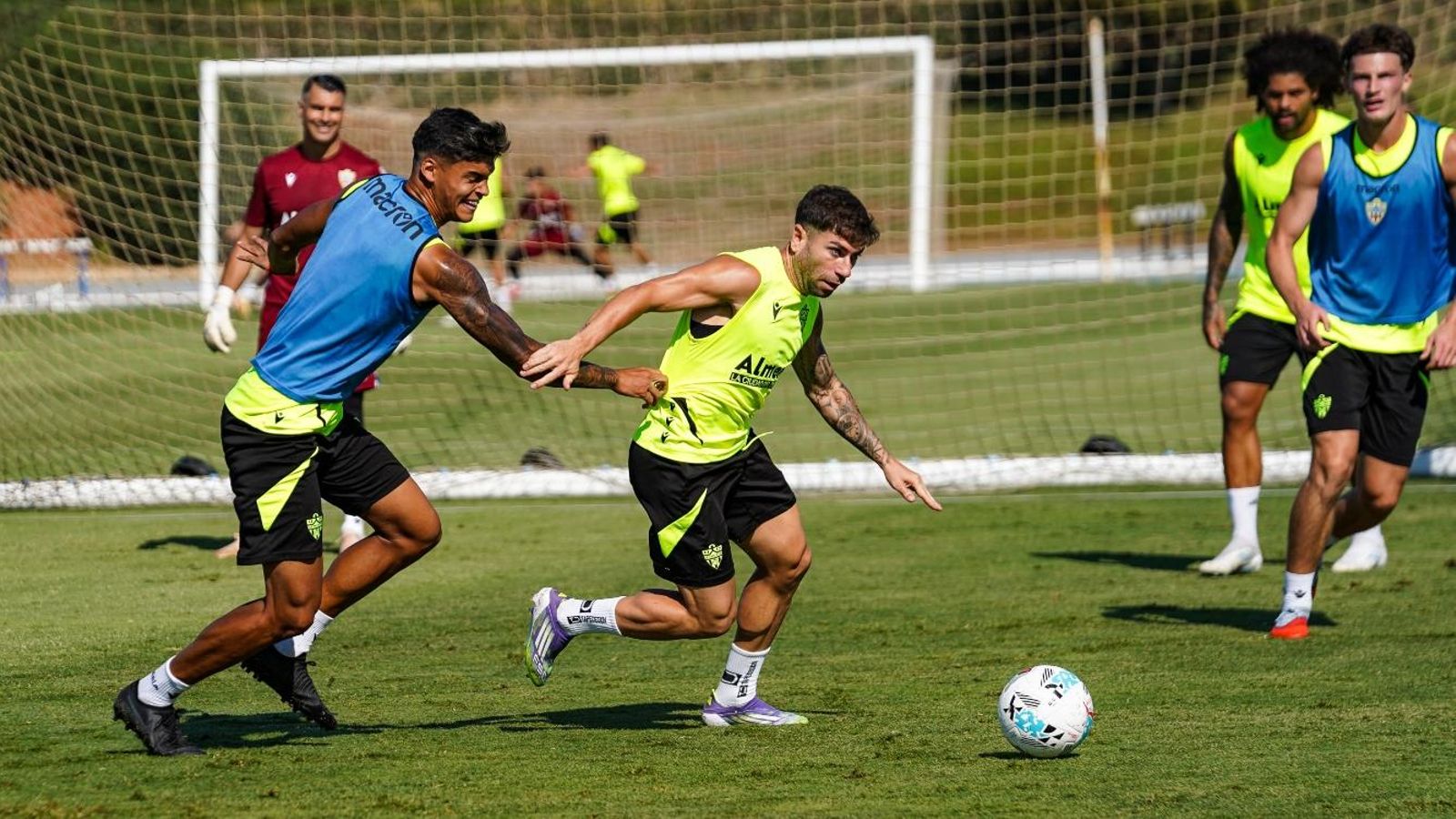 Adrián Embarba se marcha de la marca de Pedro Fidel.