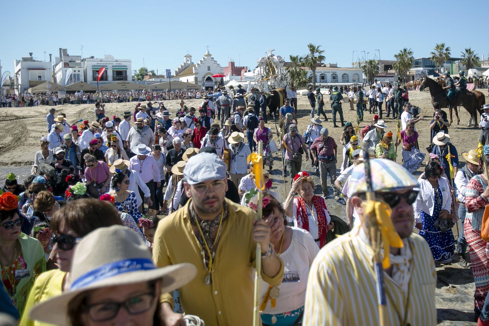 Una hermandad gaditana embarca en Sanlúcar camino de El Rocío en una imagen de archivo.
