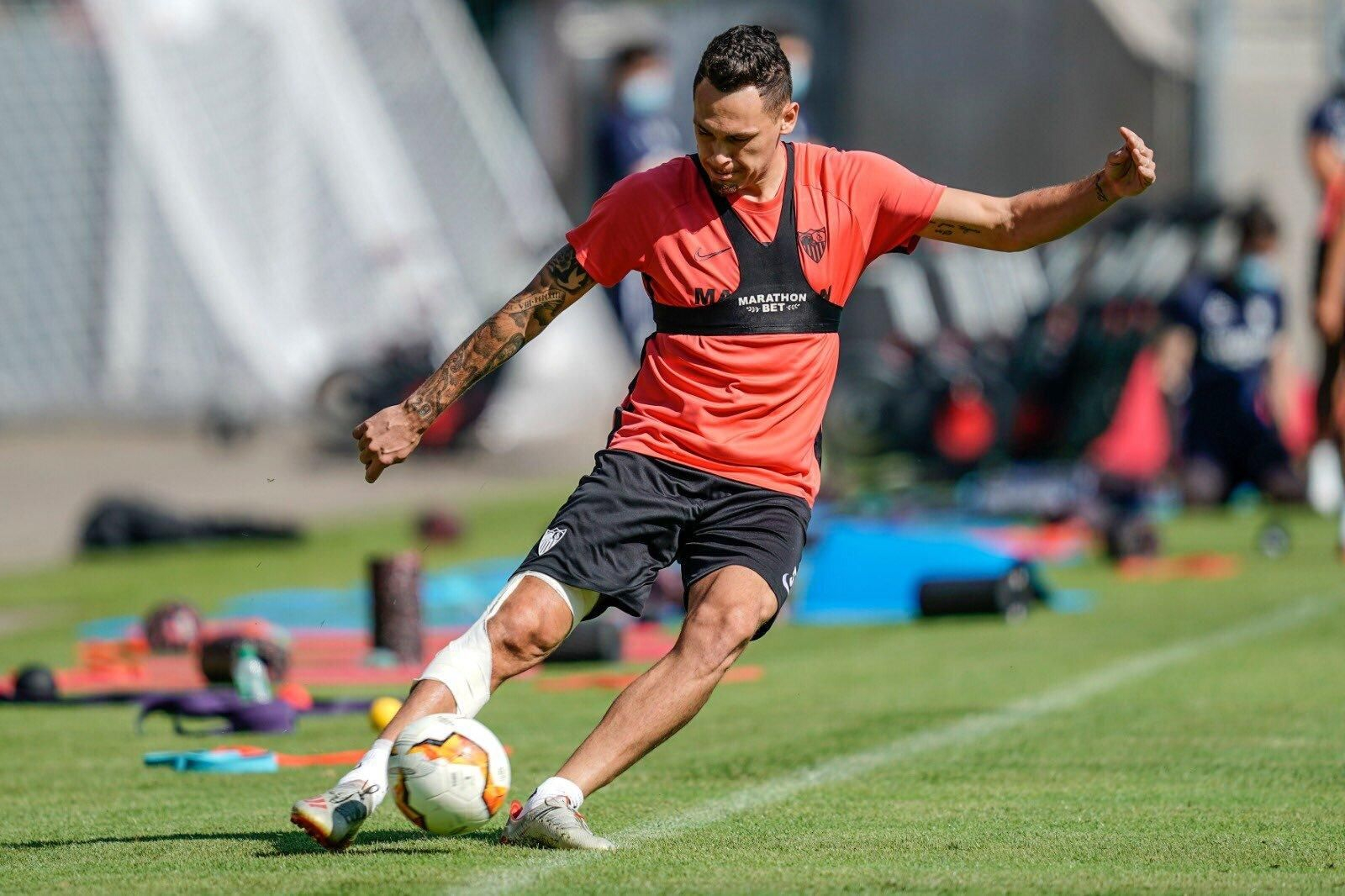 Ocampos golpea el balón en la sesión de este martes, con un vendaje de protección.