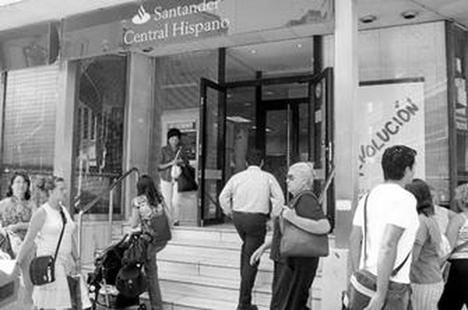 Las entidades bancarias realizan ofertas hipotecarias para atraer a los consumidores.