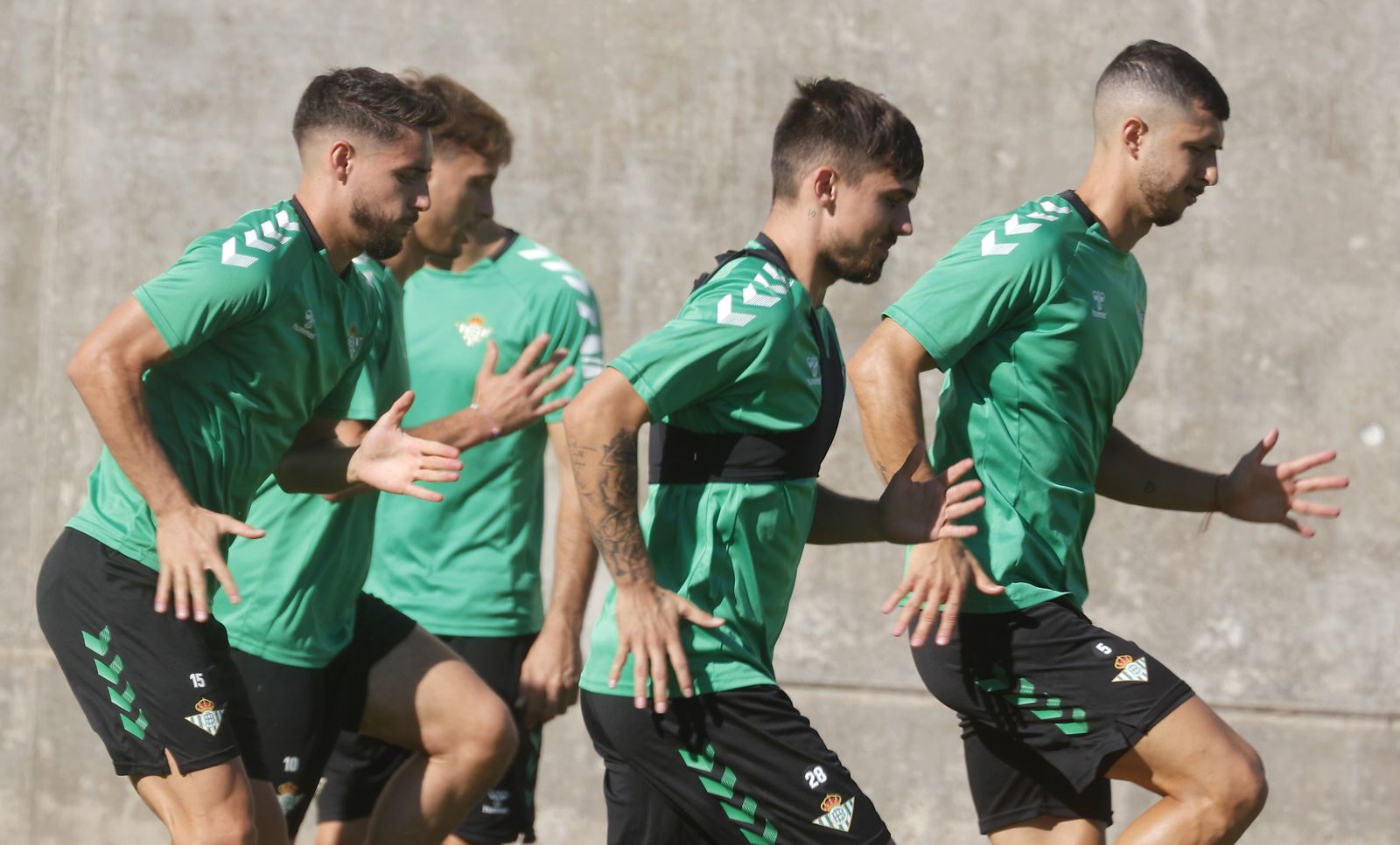 Rodri, Álex Moreno, Canales y Guido, concentrados.