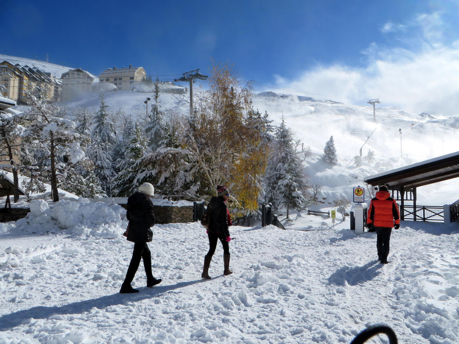La acumulación de nieve en Pradollano ha dejado una estampa idílica en la estación.