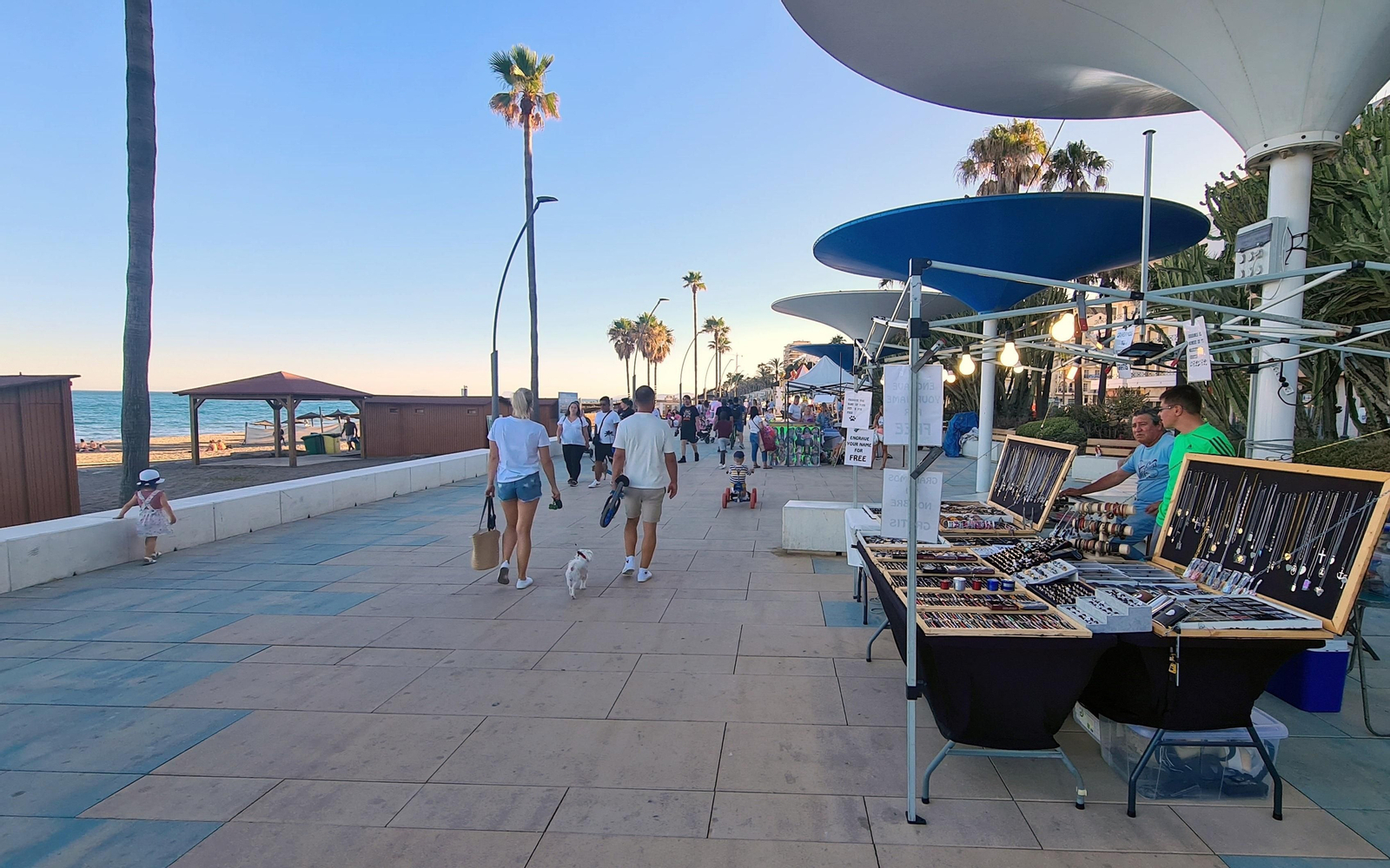 El mercadillo artesanal de Estepona, ubicado en el paseo marítimo.