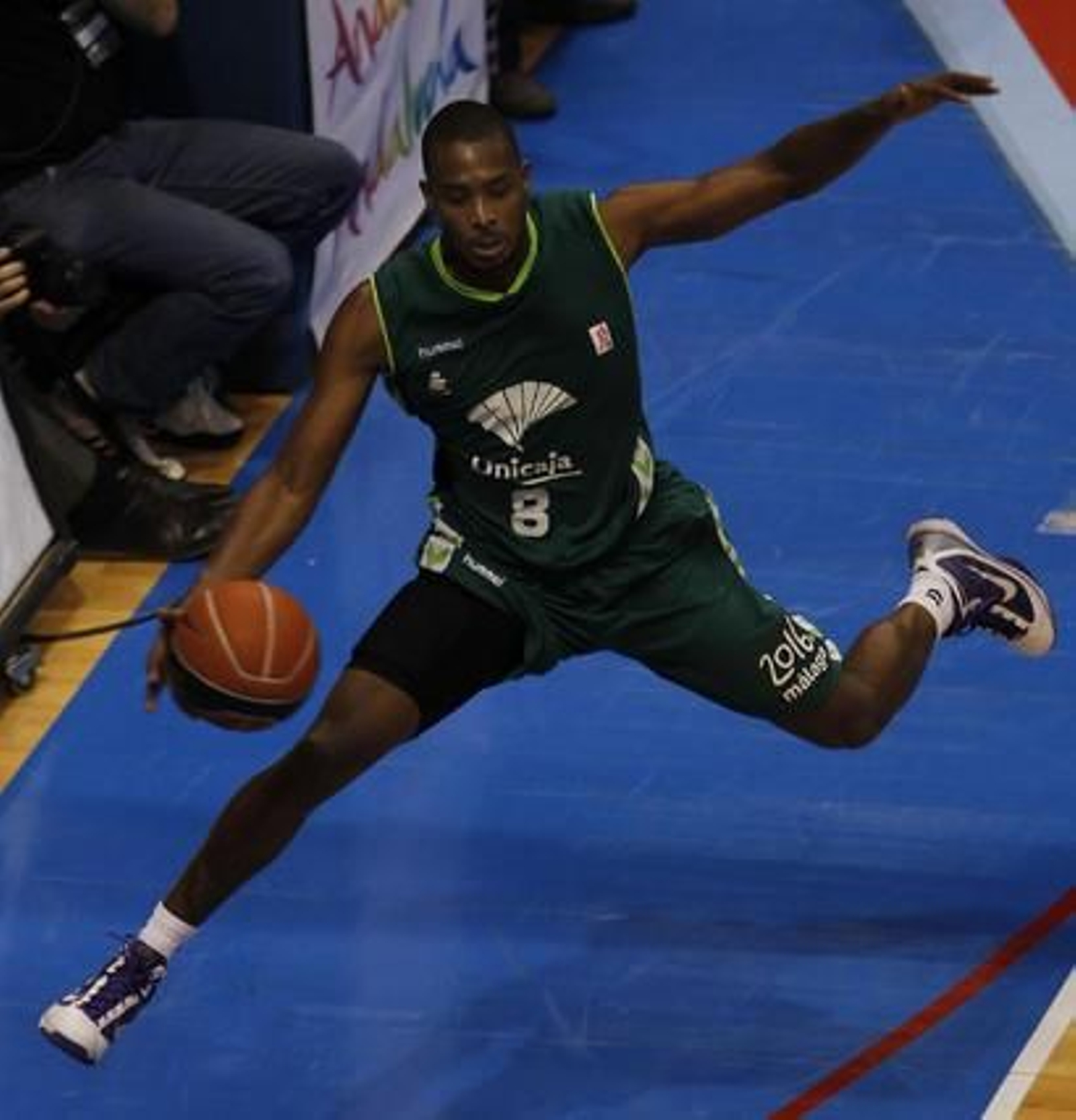 El Unicaja se mete en semifinales de los play-off de la ACB tras ganar en dos partidos al Power Electronics Valencia. / Sergio Camacho