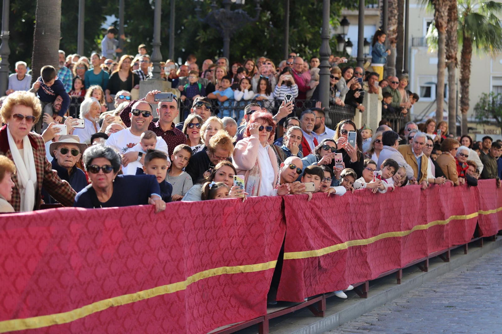 Ambiente  para recibir a la Legión en las calles de Huelva