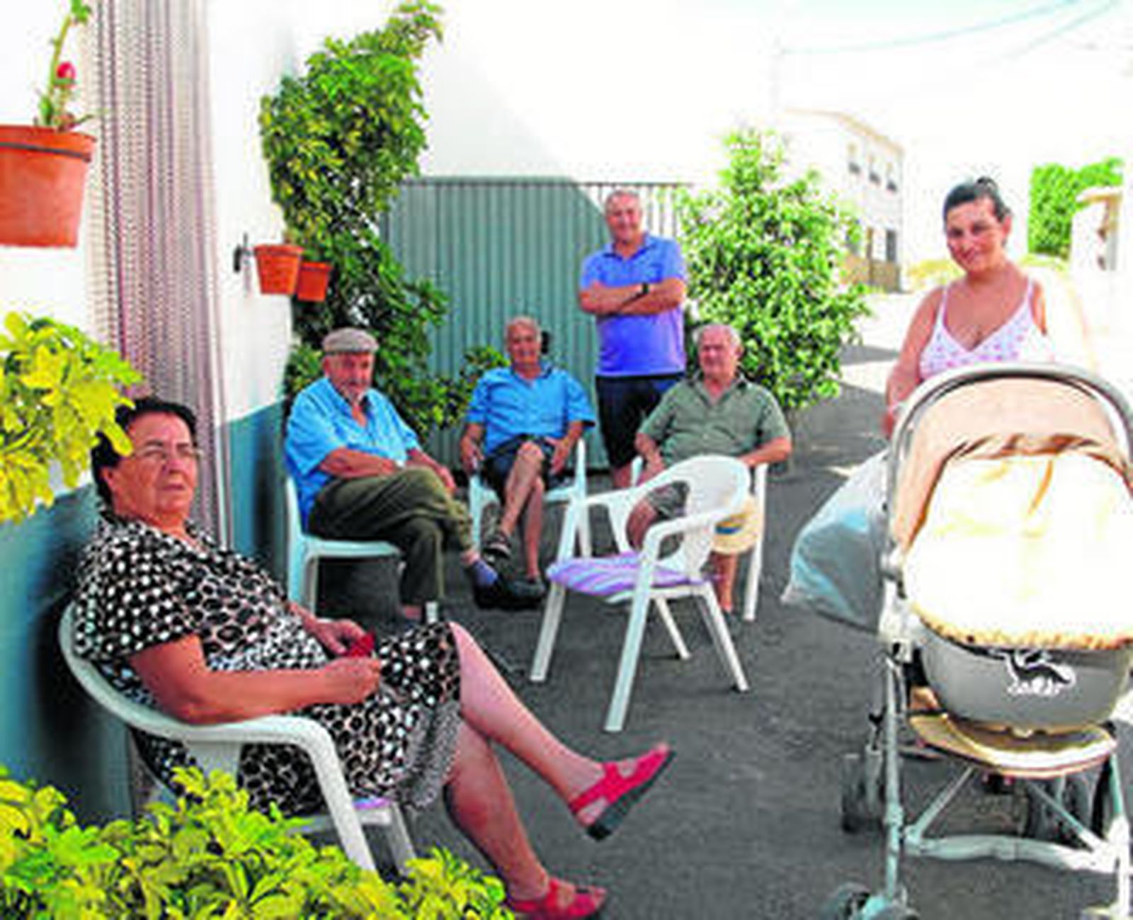 Grupo de vecinos de Gafarillos conversan del tema a la sombra.