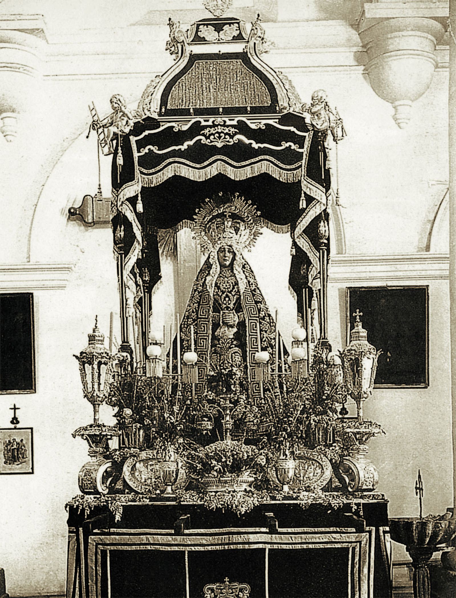 Virgen de la Soledad en su antiguo paso de templete