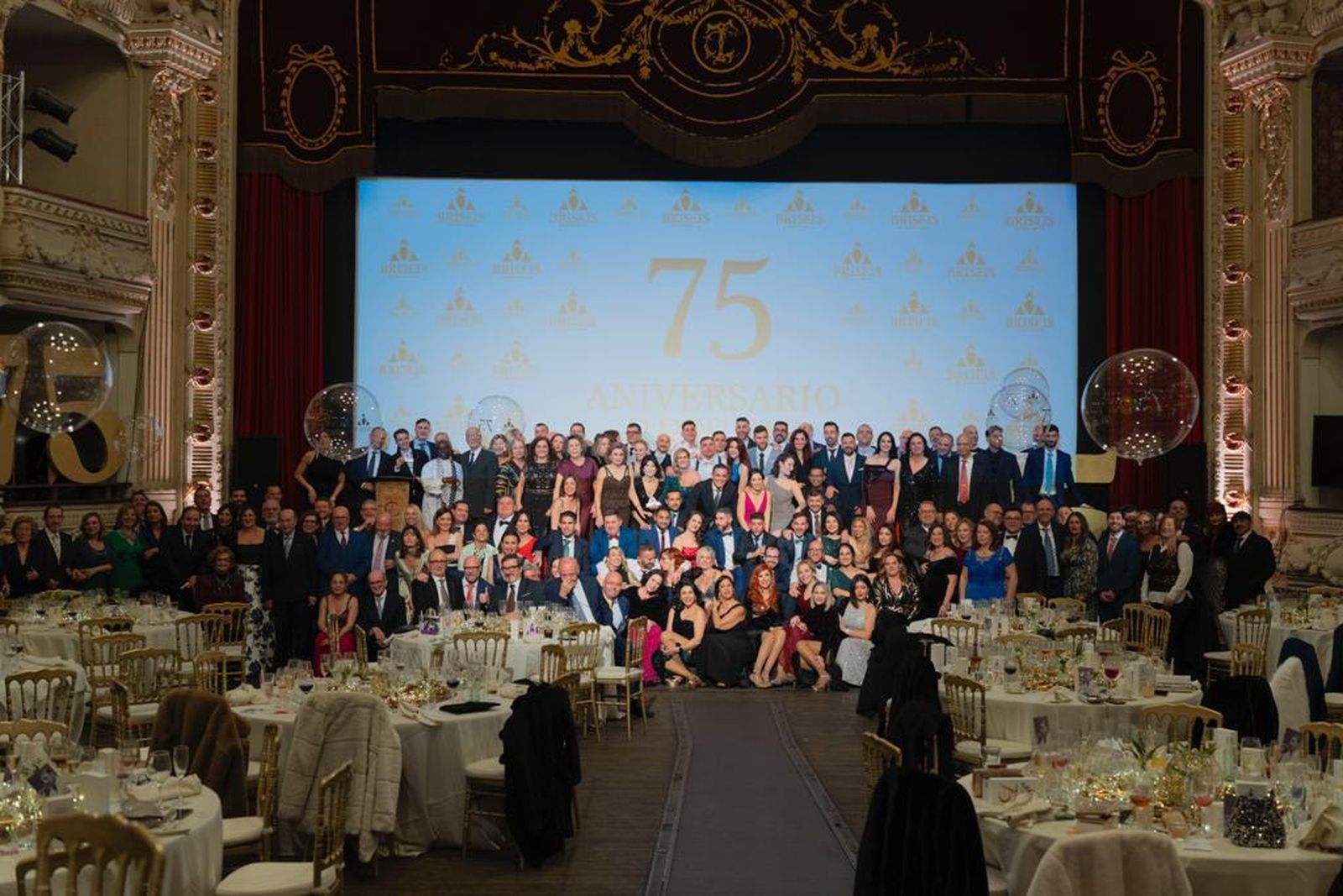 Foto de familia de Briseis en el Teatro Cervantes.