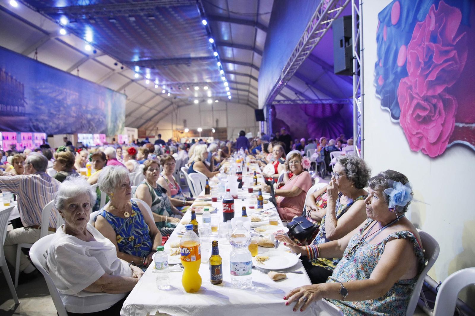 Las mejores imágenes del homenaje a los mayores en la caseta municipal de Almería