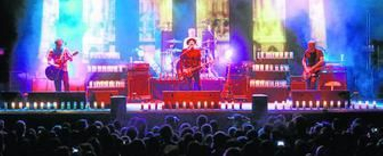 J, Antonio Arias y Florent, con Eric Jiménez detrás, en junio del año pasado, durante su concierto en la 'Noche Blanca del Flamenco' de Córdoba.