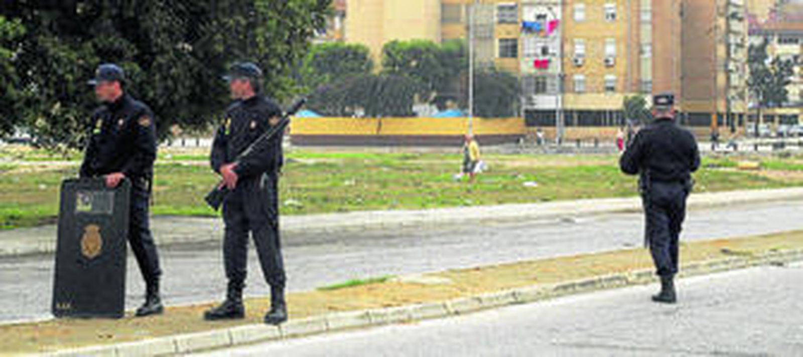 Policías nacionales, en un control en las Tres Mil Viviendas.