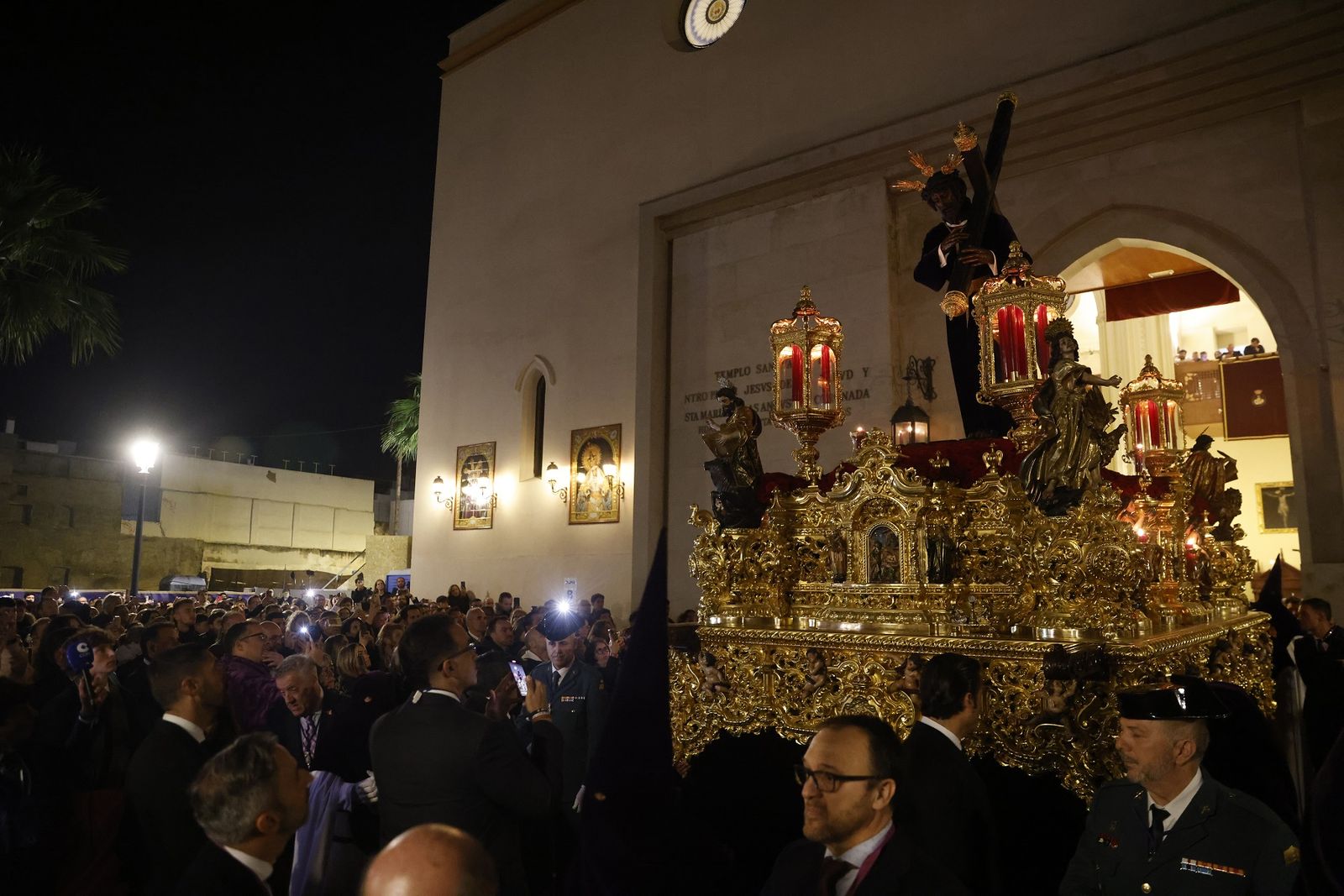 El Cristo de los Gitanos saliendo de su santuario.