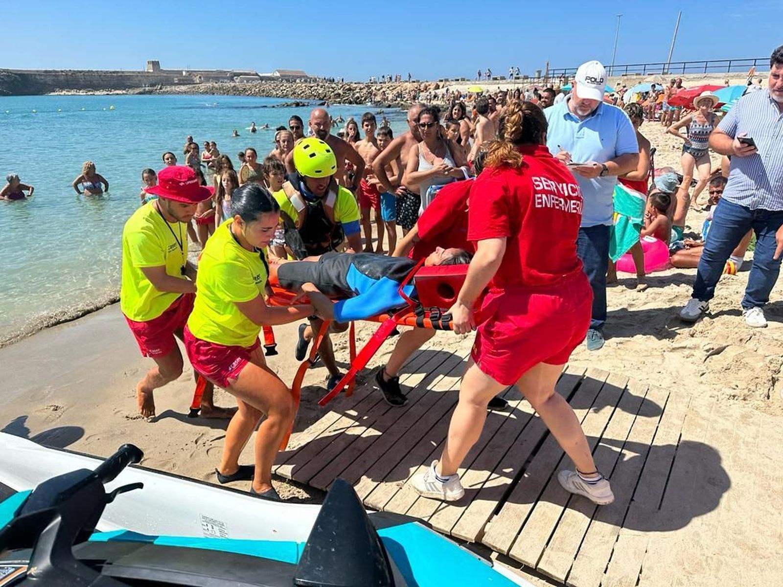 El simulacro llevado a cabo en la playa Chica de Tarifa.