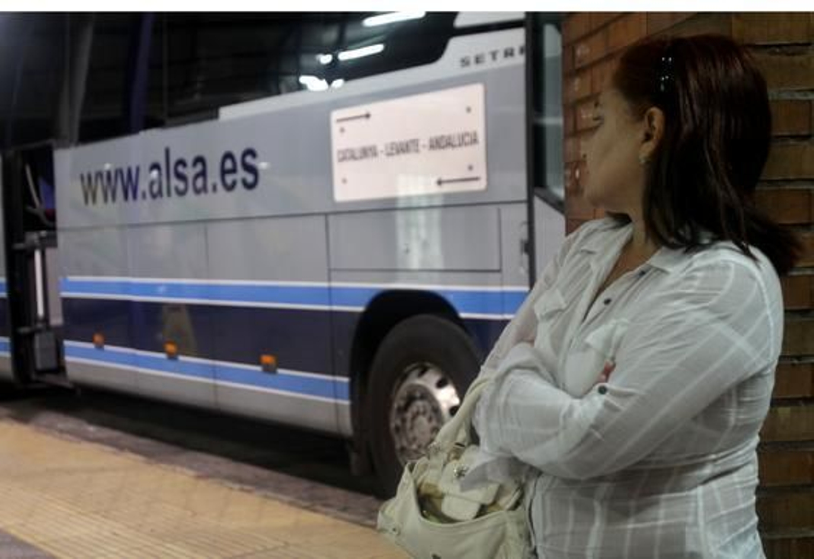 Una pasajera no puede viajar en el autobús con destino a Cataluña debido a la huelga.

Foto: Yolanda Montiel