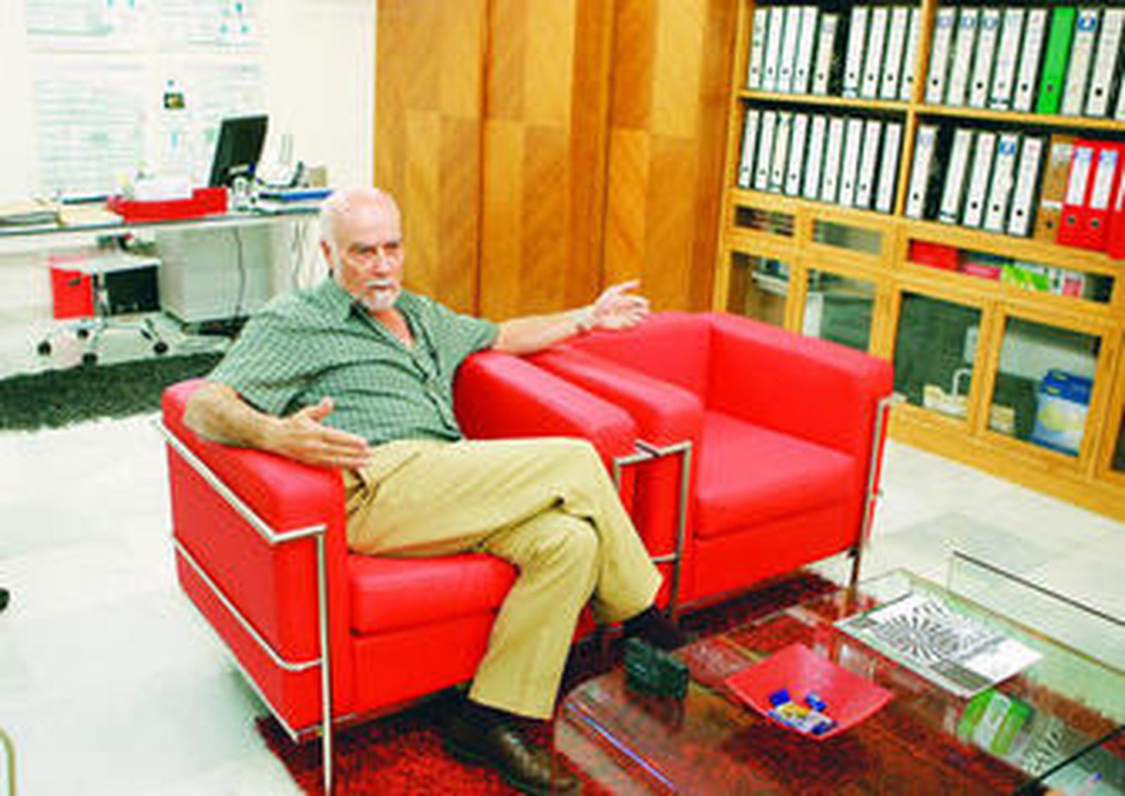 Emilio Yanes, en su estudio de la céntrica calle  San Vicente.