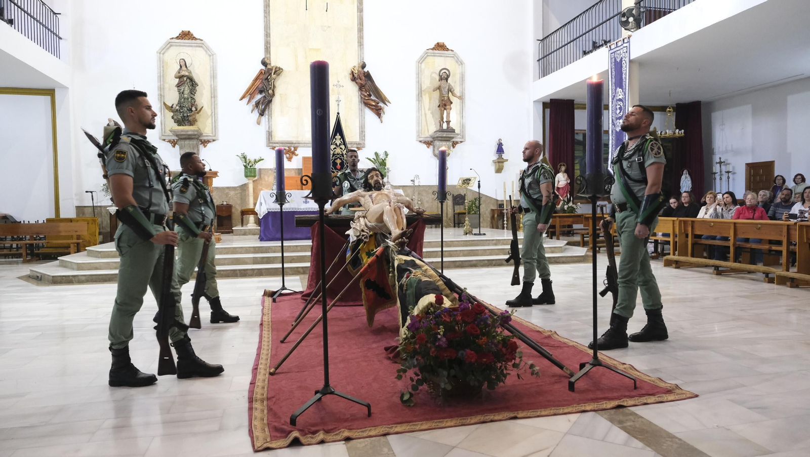 La Legión custodia el Cristo de la Buena Muerte en la Semana Santa de El Parador 2025