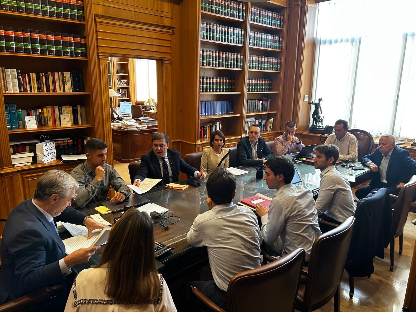 Firma ante notario de las escrituras de compraventa de los terrenos de los antiguos depósitos de Punta Umbría.