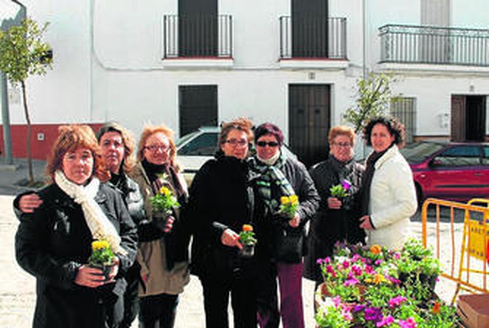 1. Taller de cuidado de macetas. 2. La empresa Refractarios Andalucía Cerámica. 3. El equipo de UEG Mobile. 4. Fotos de la campaña 'Así soy...'. 5. Cooperativa olivarera San Sebastián.