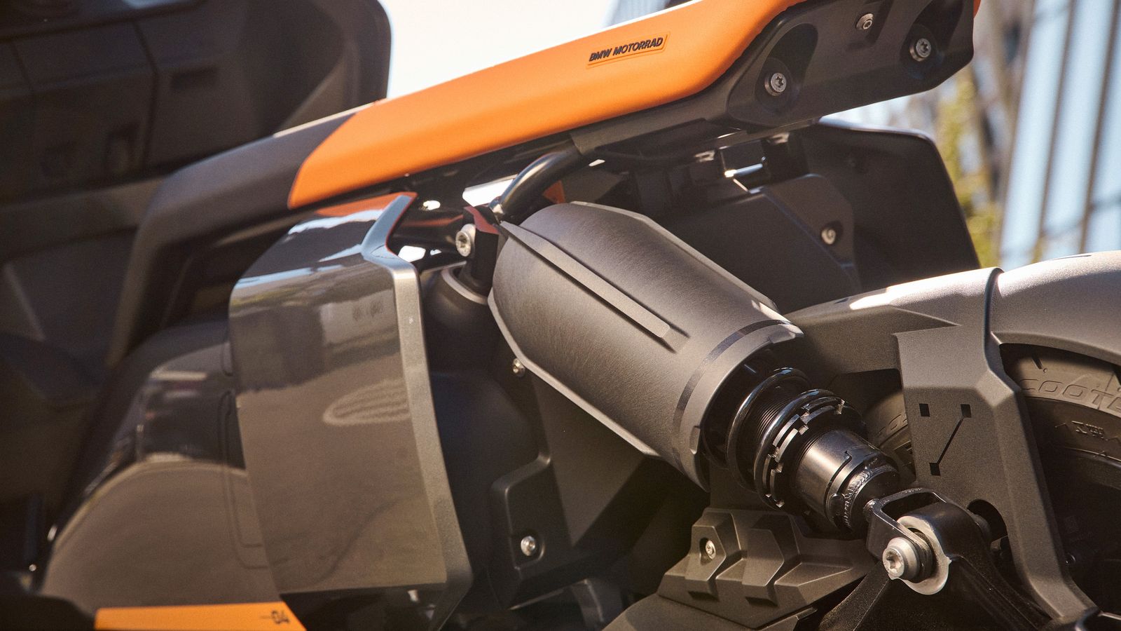 La suspensión trasera la resuelve un único brazo oscilante. La transmisión es por correa dentada.