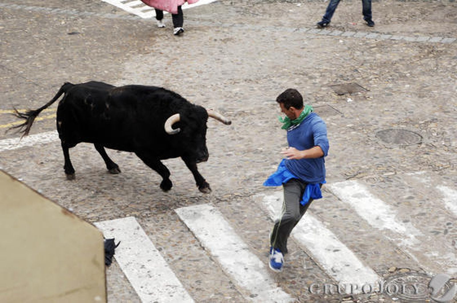 Un hombre resultó herido grave por una fuerte cornada en el abdomen en Arcos. Vejer, Paterna o Benamahoma también vivieron su fiesta

Foto: Ramon Aguilar