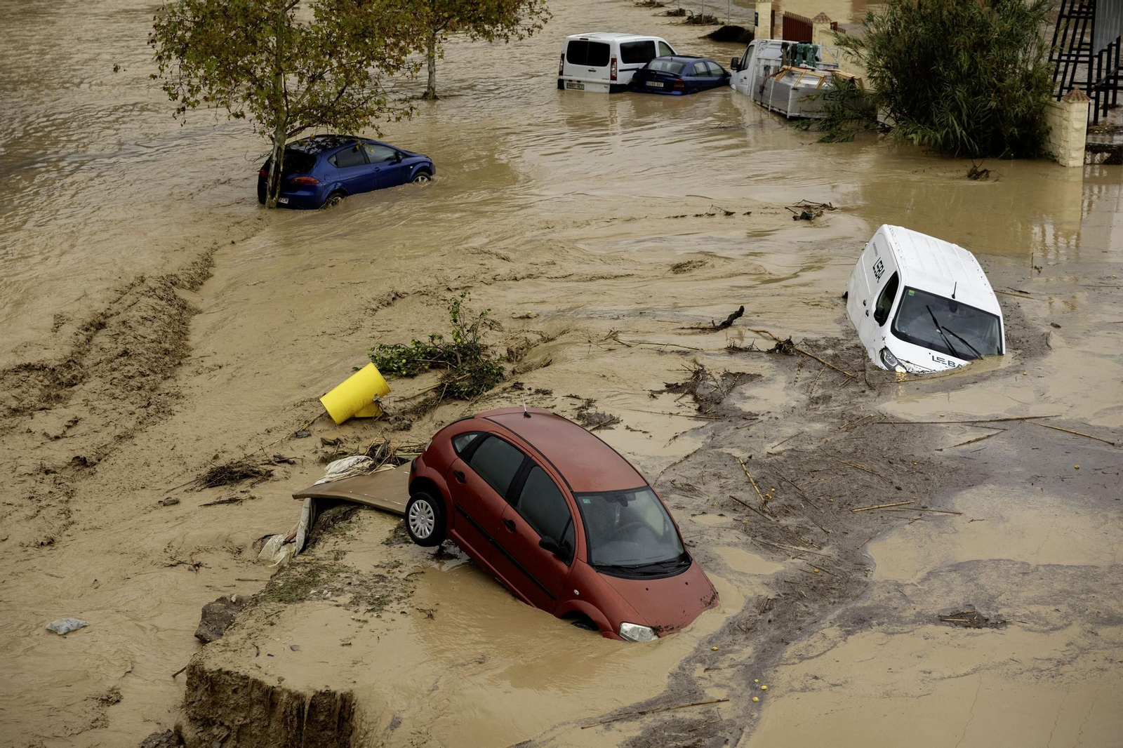 Estado en el que han quedado varios vehículos en Álora tras la riada