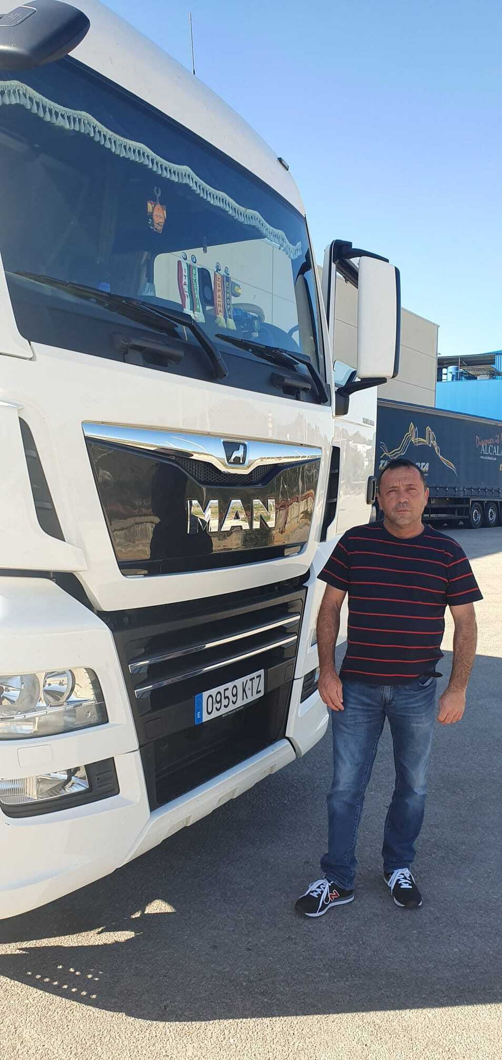 Andrés Porra junto a uno de sus camiones.