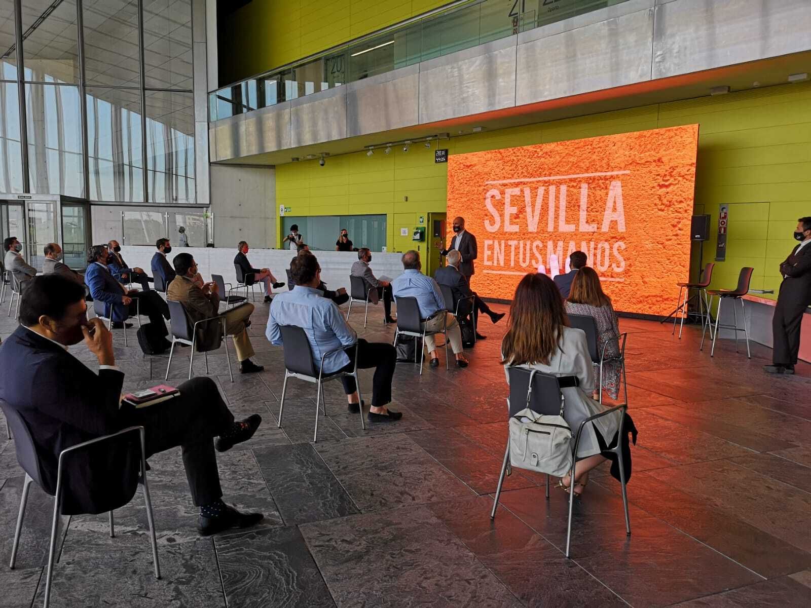 El delegado Antonio Muñoz se dirige al sector en la sesión de trabajo celebrada este lunes en Fibes.