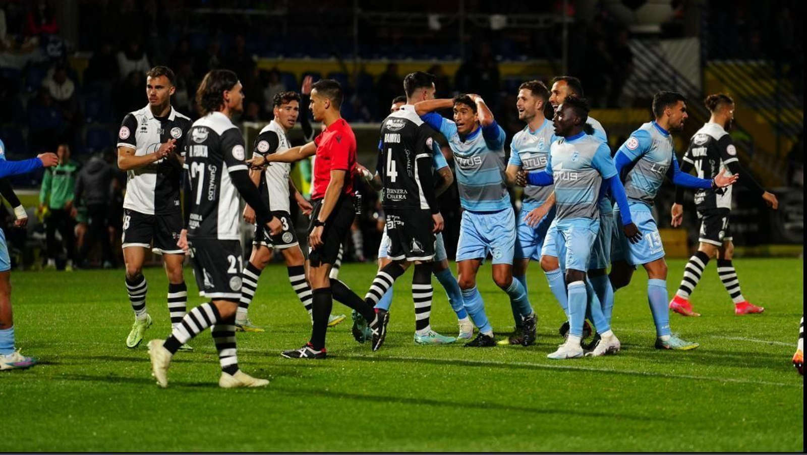 Los jugadores de la Balona se dirigen al árbitro para protestar al final del partido Los jugadores de la Balona se dirigen al árbitro para protestar al final del partido