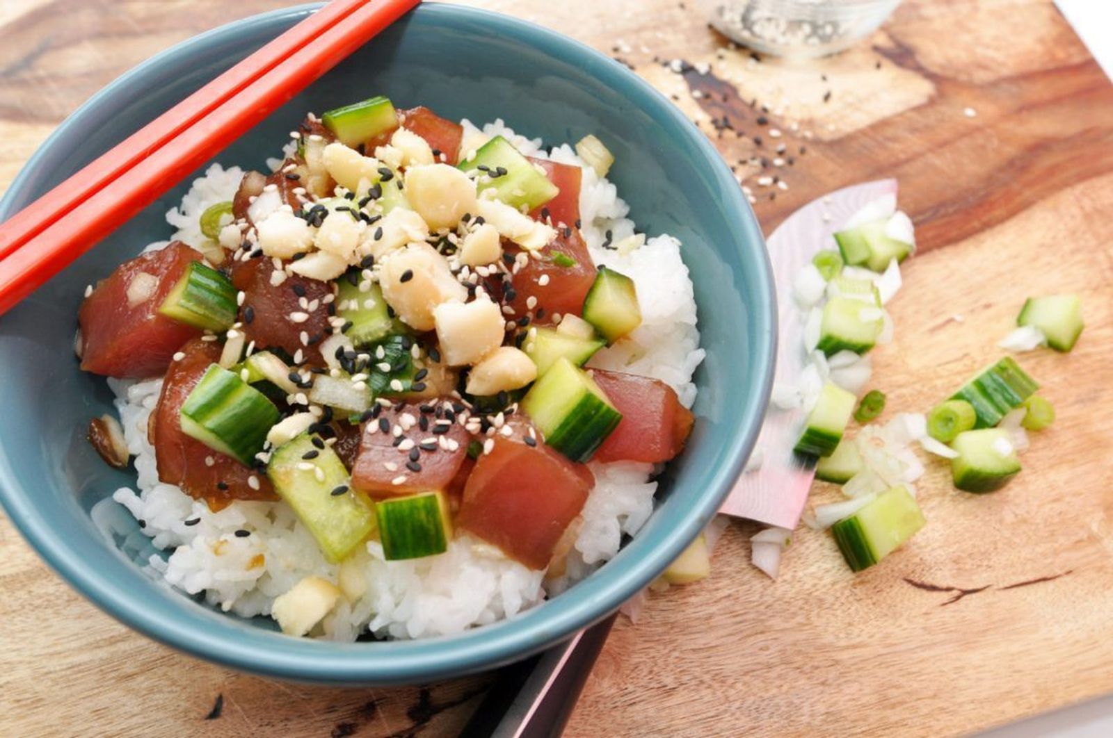 El poke es una combinación de taquitos de pescado, arroz, verdura y aliño de soja, limón y aceite.