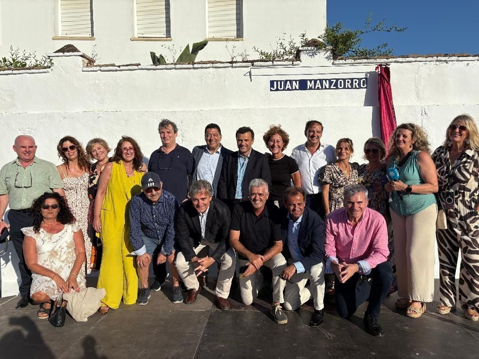 El alcalde de Cádiz, Bruno García, con Mónica de Ramón y todo el grupo de compañeros de Canal Sur de Juan Manzorro, tras la inauguración de su nueva calle en el barrio de Astilleros. El alcalde de Cádiz, Bruno García, con Mónica de Ramón y todo el grupo de compañeros de Canal Sur de Juan Manzorro, tras la inauguración de su nueva calle en el barrio de Astilleros.
