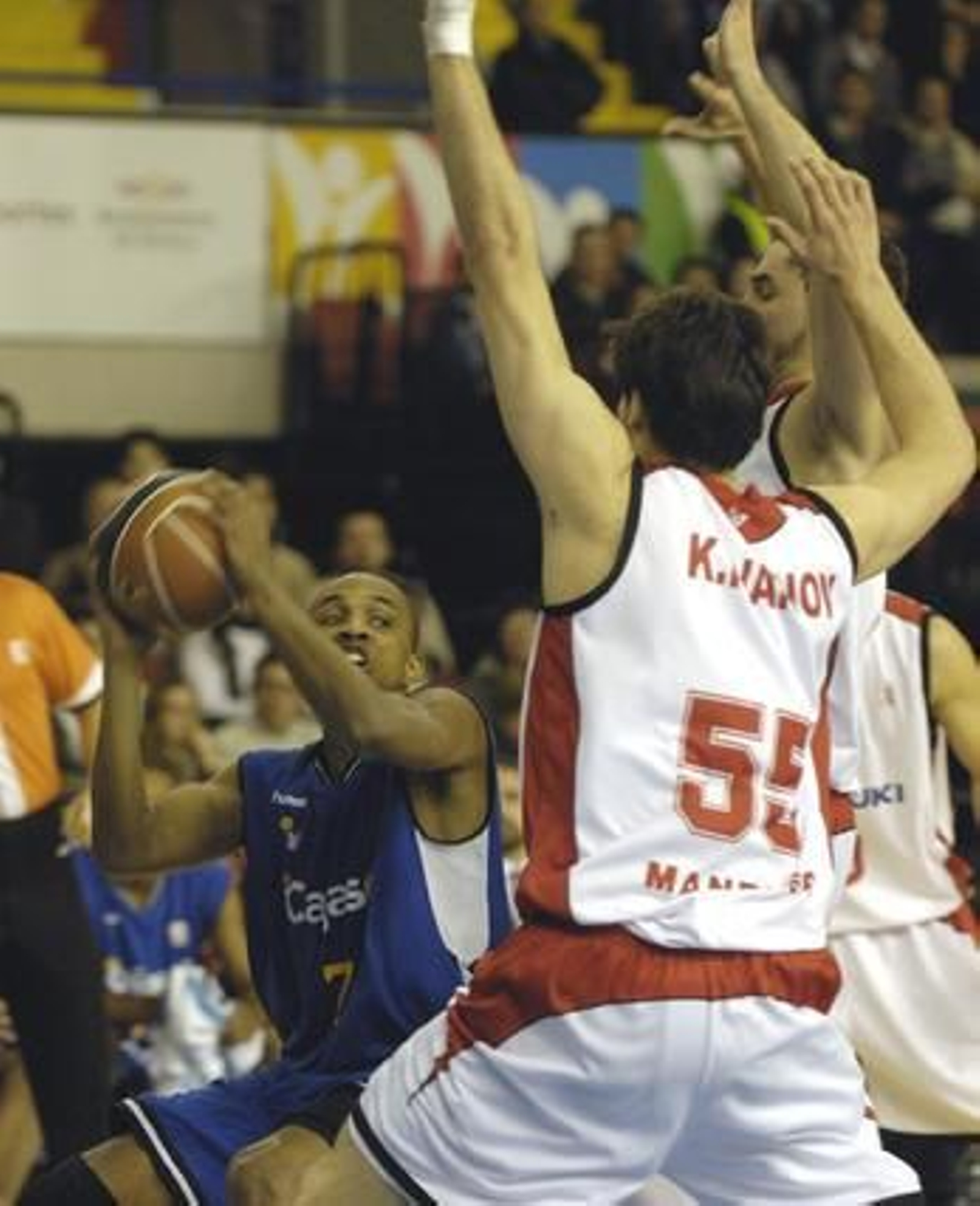 Ellis, presionado por Ivanov.

Foto: Manuel Gómez