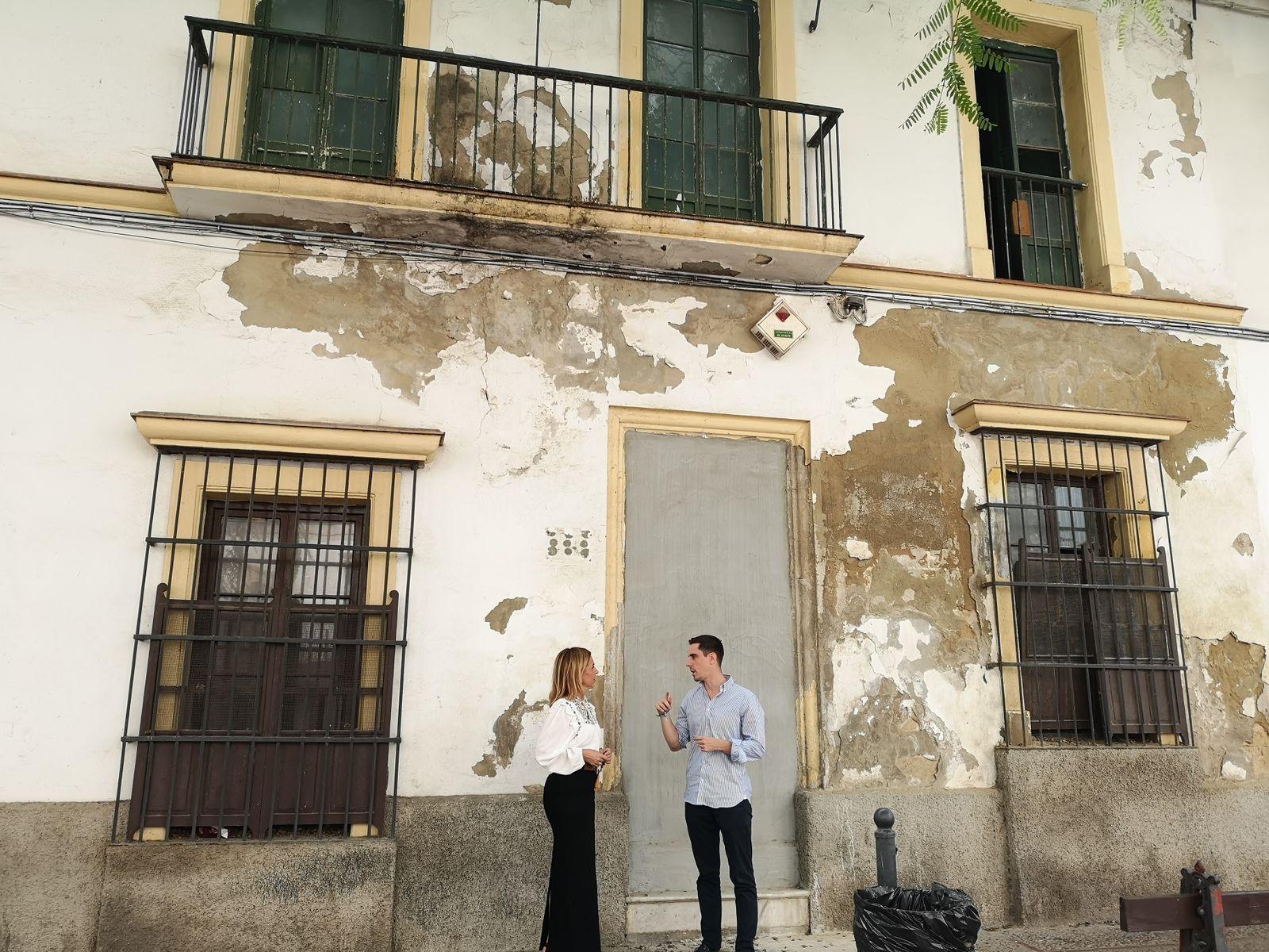 Almudena Martínez y Jaime Espinar, ante la finca municipal de la calle Ancha.