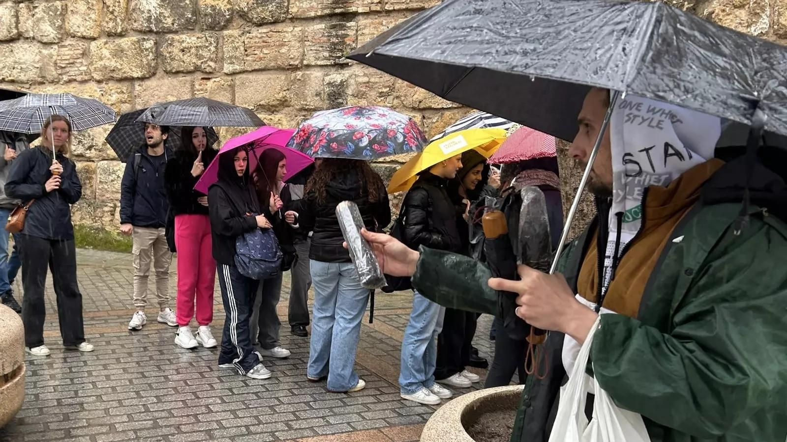 Turistas esperando en el Real Alcázar de Sevilla bajo el paraguas
