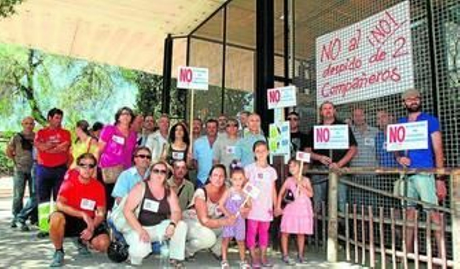 La plantilla respalda a los dos afectados, en la jaula de las aves rapaces.