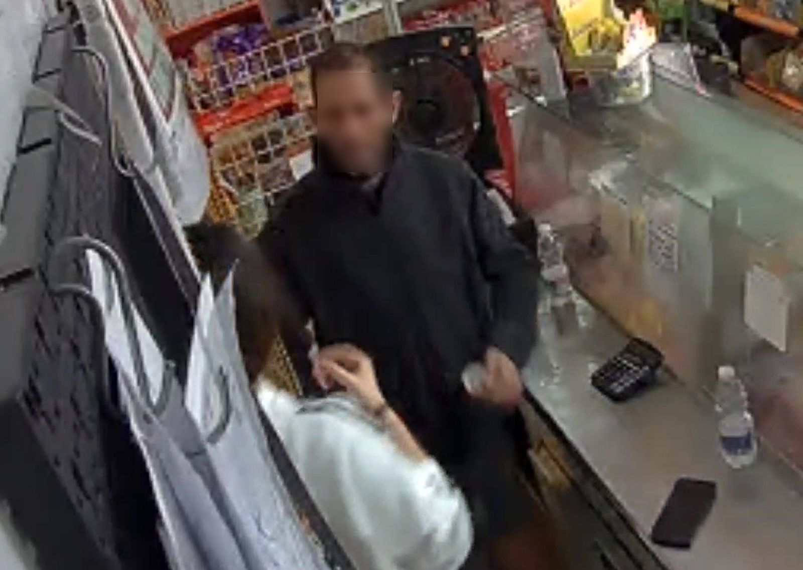 El atracador intimida a la dependienta de una tienda de desavíos de Ayamonte