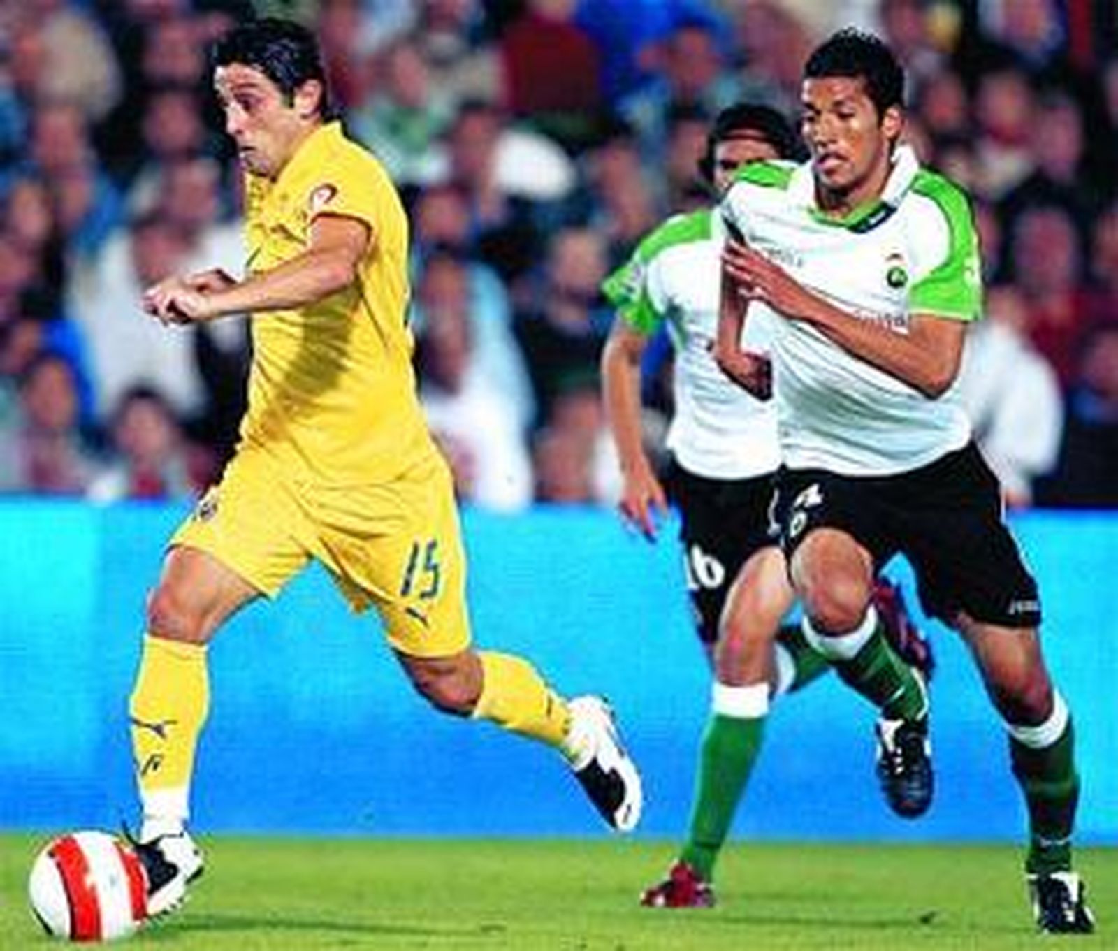 Garay persigue a Nihat en un partido contra el Villarreal.