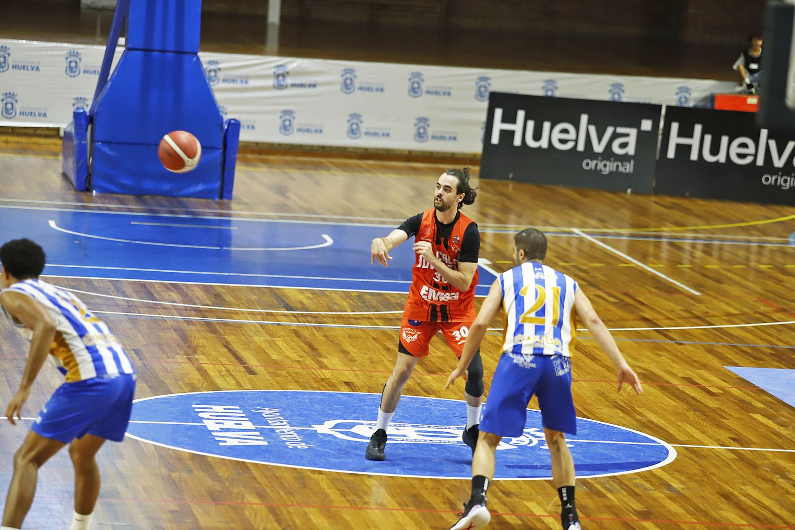 Imágenes del partido de baloncesto entre el Huelva Comercio Viridis y el Juventud Alcalá