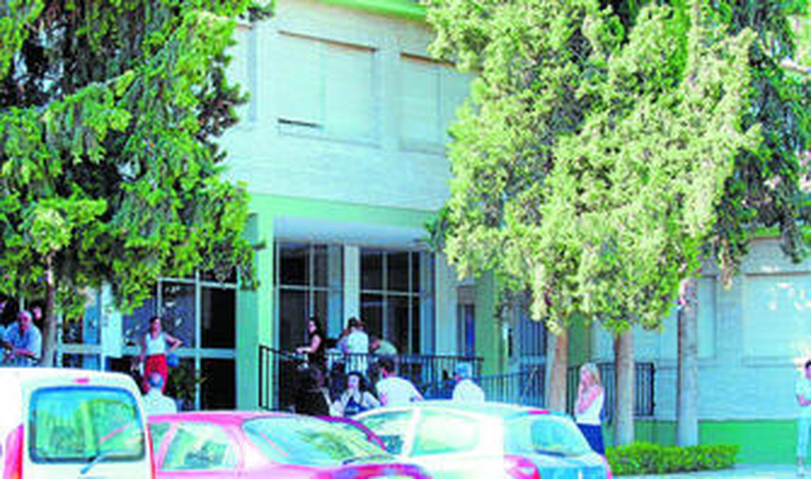 Un grupo de alumnos entran al colegio Jean Piaget acompañados por sus padres.