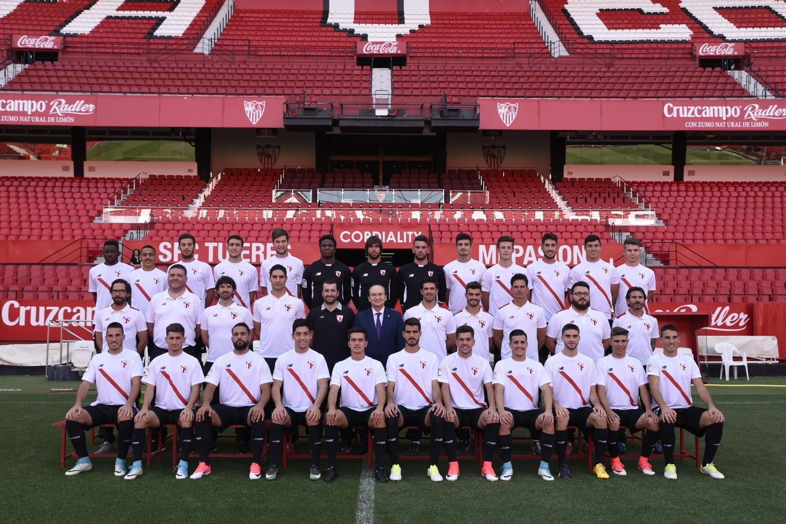El Sevilla Atlético se hizo ayer una foto de recuerdo de su gran campaña.