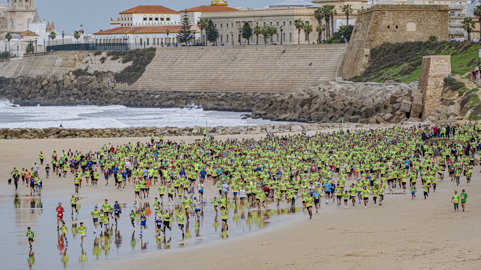 Búscate entre las fotos de la X carrera Cádiz en marcha contra el cáncer