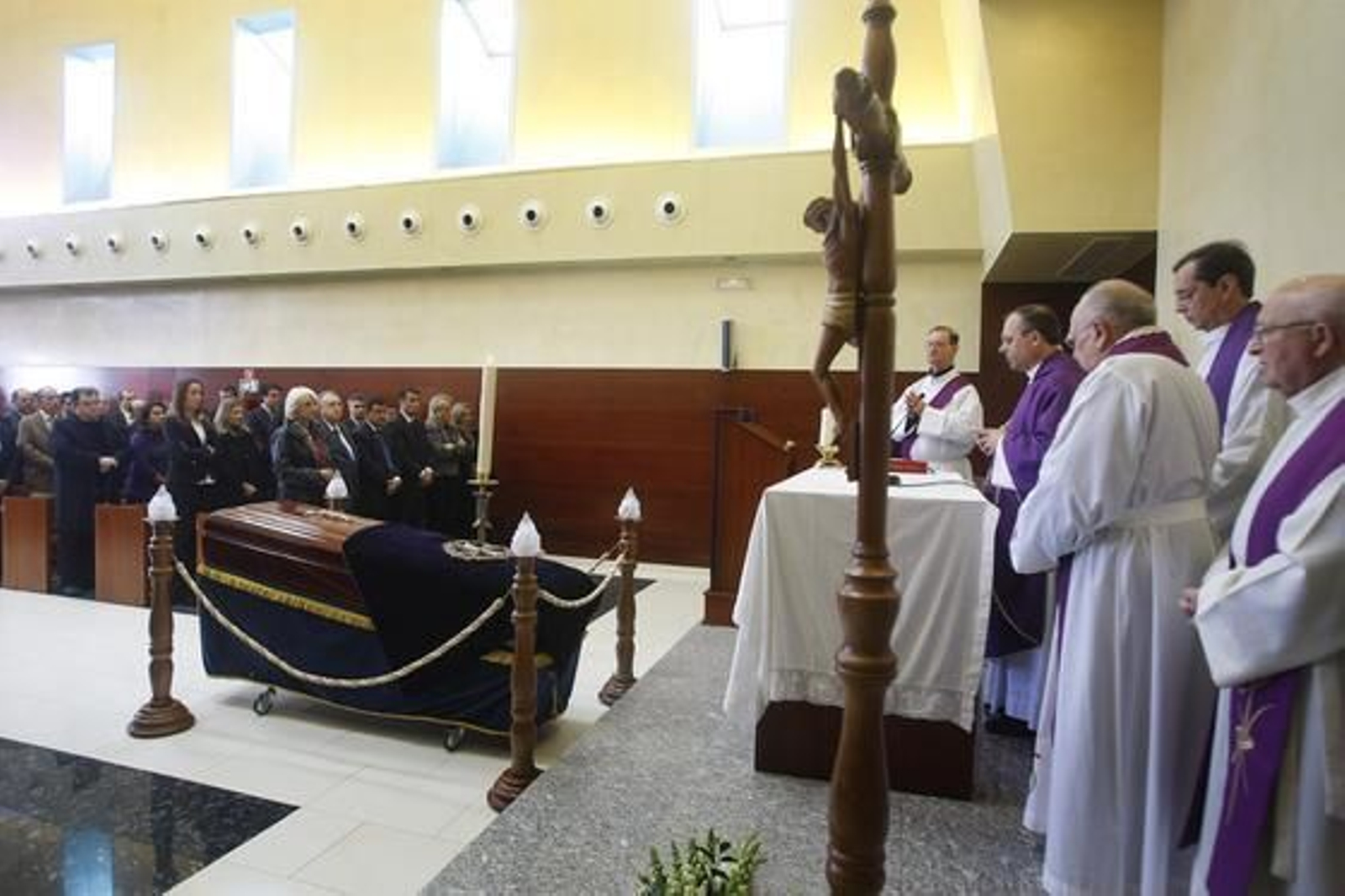 Cientos de personas acuden al funeral del concejal Evelio Ingunza.

Foto: Jose Braza
