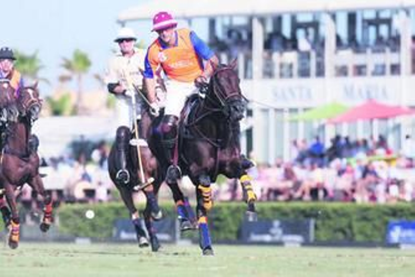 Un instante del duelo que disputaron ayer Las Monjitas y I Lovka Las Balas.