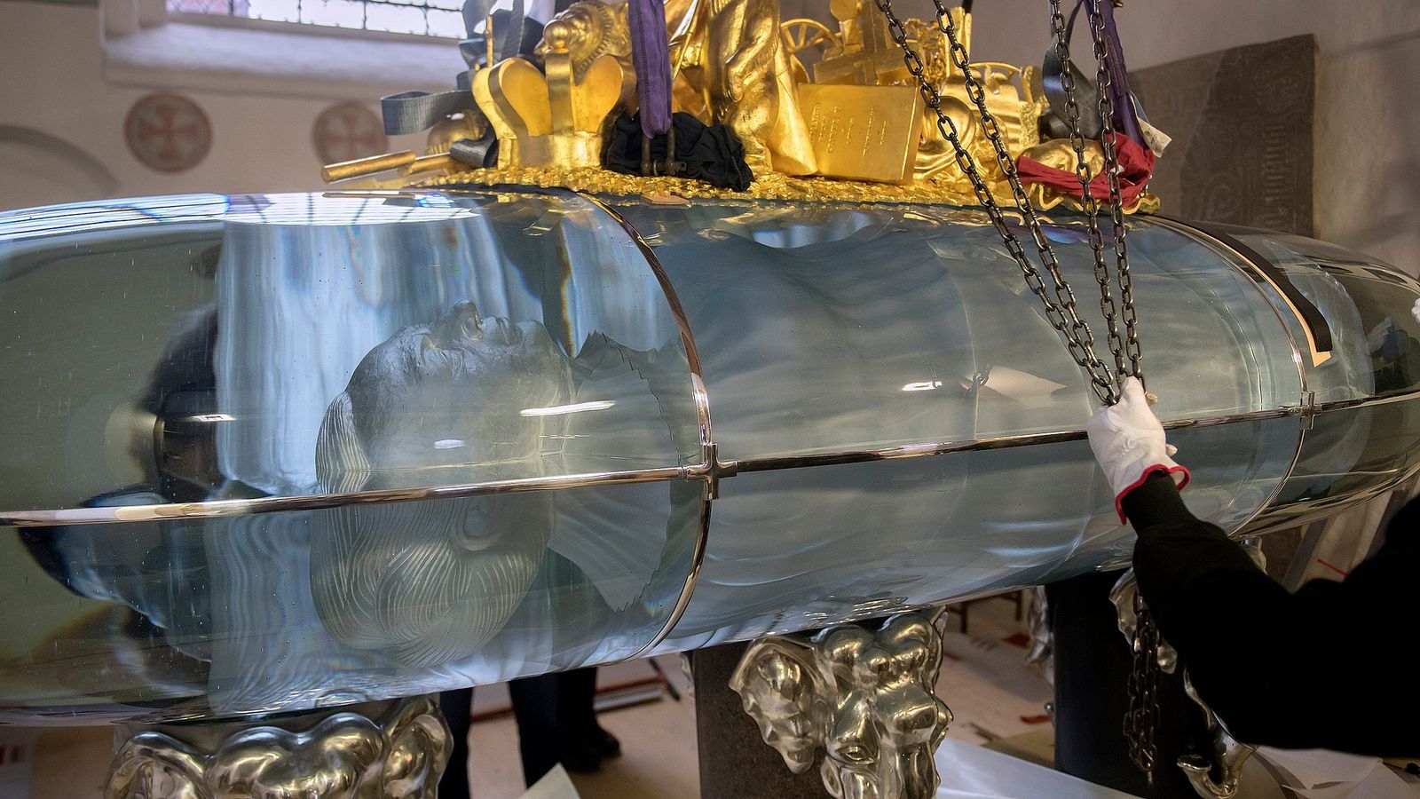 La tumba, con los rostros de la reina y su marido, que estará ausente de la tumba, en la  colocación del sarcófago