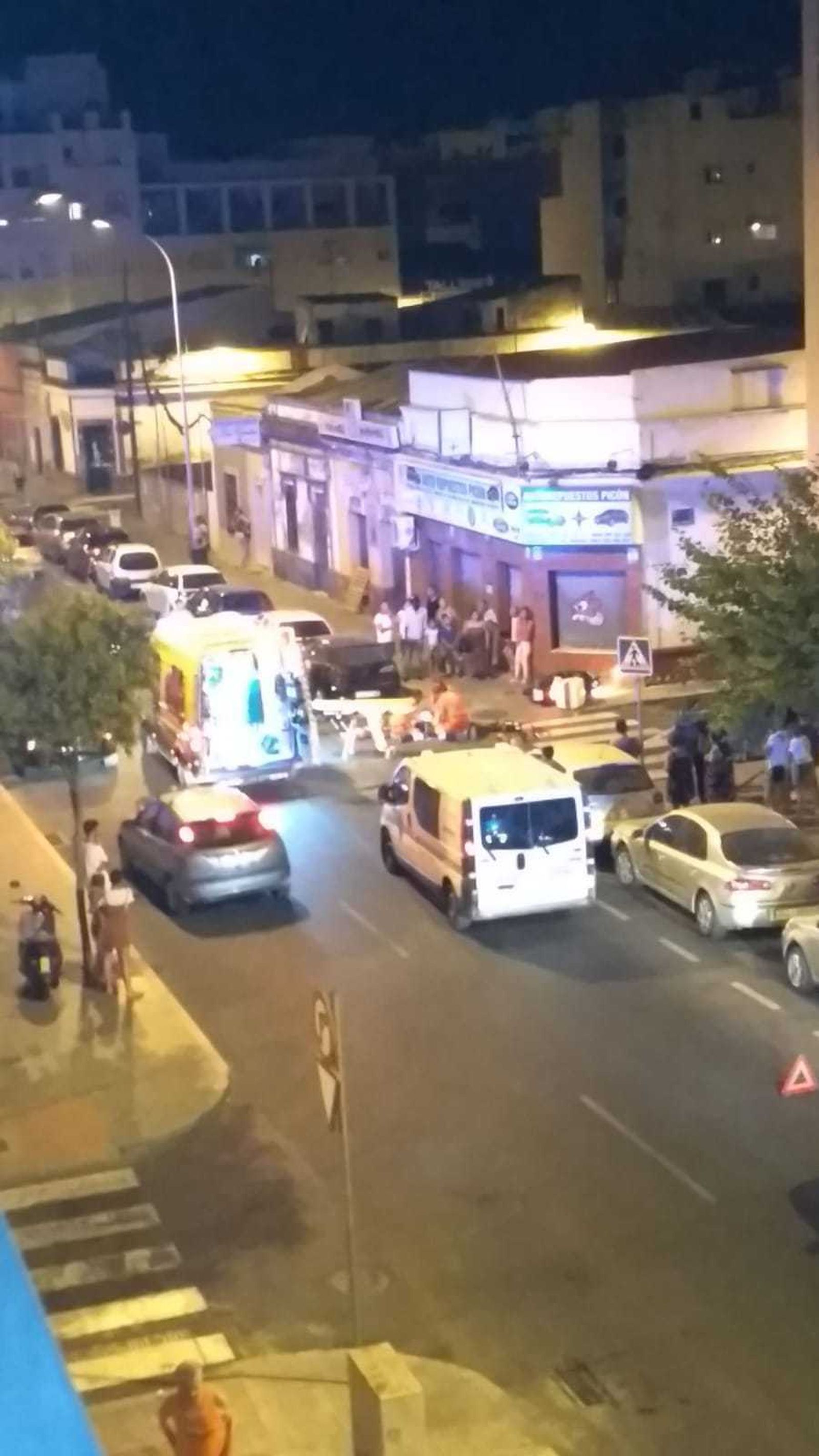 Los servicios de emergencias, atendiendo al joven fallecido.